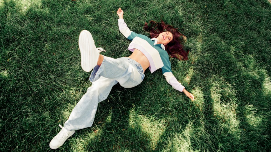 A gyep üdébbé válhat egy házi praktika segítségével