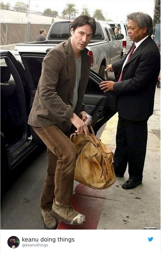 Valaki vegyen Keanu-nak egy új cipőt, vagy legalább egy diszkrétebb ragasztót!