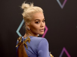 Rita Ora bugyiig felvágott ruhában, combcsizmában szexizett