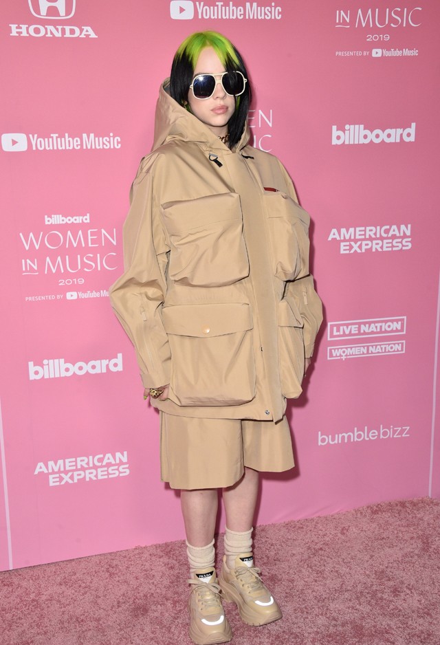 Billie Eilish zaklatóinak sikerült megtörni a jeget: levetkőzött az énekesnő a kisfilmjében