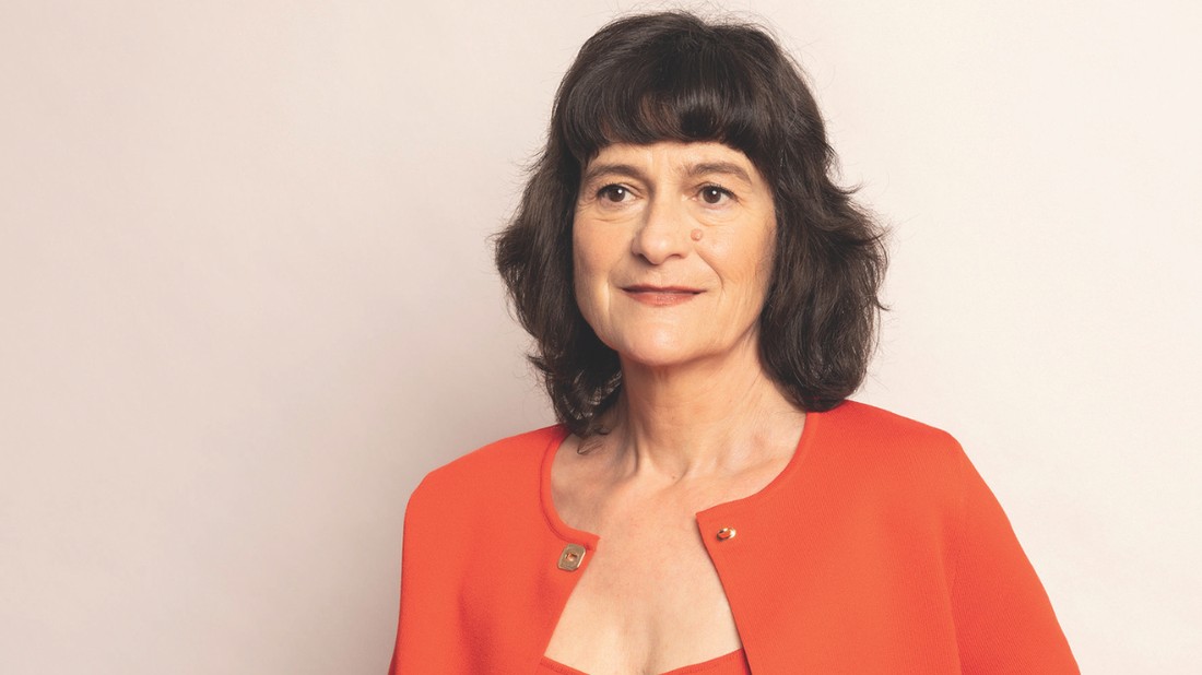 Pataki Éva könyveit az unokái születése ihlette. Stylist: Komáromy Csillu @styledbycsilluSmink és haj: Leányfalvi Vanda, Top és kardigán ZARA Gyűrű PARFOIS Nadrág ZARA