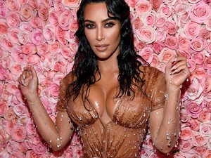 Kim Kardashian bemutatja a meztelenruhát, ami minden eddigi meztelenruhát felülmúl
