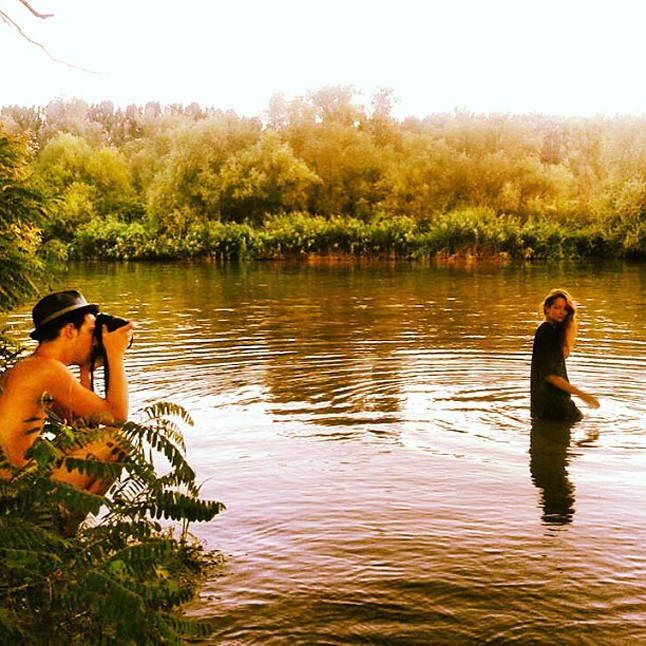 Mihalik Enikő pancsizik míg Éder Krisztián fotózza.