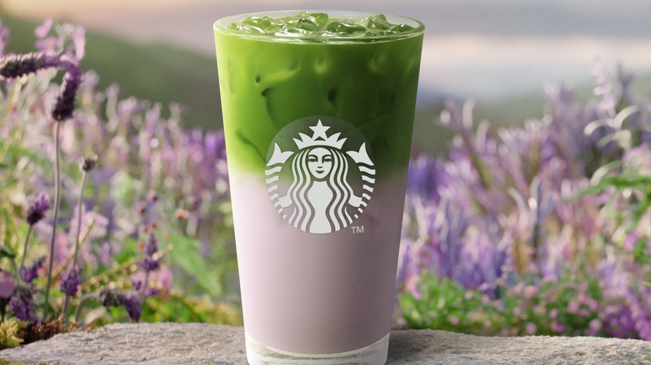 A Starbucks tavaszi újdonsága, a Lavender Flavour Matcha Latte a levendula és a matcha izgalmas találkozása