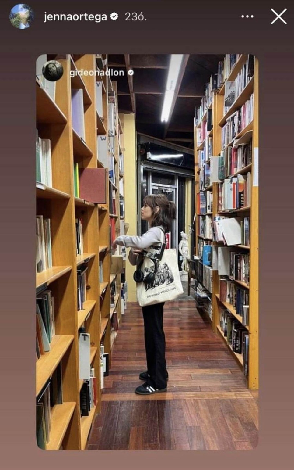 Sokáig vitatott volt a rajongók részéről, hogy vajon parókáról van-e szó, de itt egyértelműen látszik, hogy Jenna Ortega nem csak a show kedvéért, hanem a hétköznapokban is viseli új frizuráját.