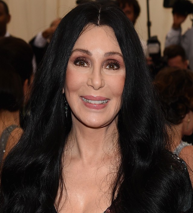 Cher 73 évesen aprócska fűzőben, óriási parókában tombolt a színpadon