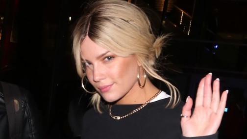 Halsey a rajongókra bízta az új hajszínét: hát, ez lett belőle