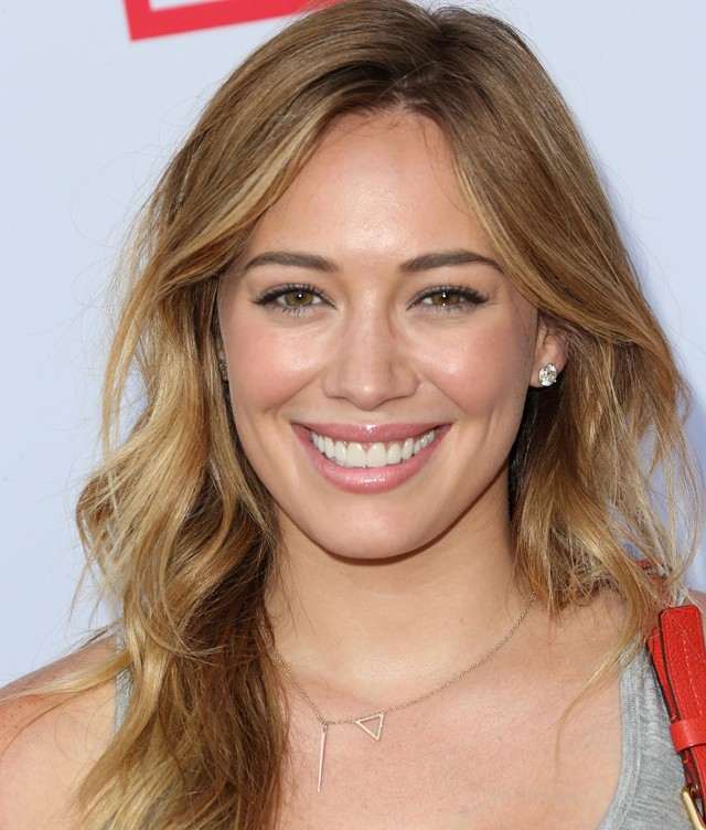 Őrület: Hilary Duff és a You sztárja mintha ikrek lennének