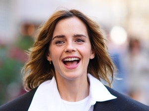 Emma Watson merész ruhája felrúgja a gravitáció szabályait