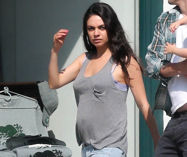 mila kunis, terhes, várandós, ahston kutcher, kerekedő pocak, baba, sztárpár, gyerek