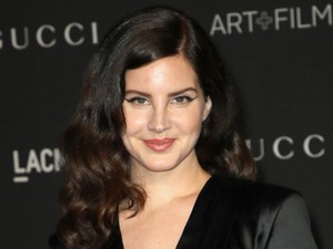 Lana del Rey egy gót istennő ebben a szerelésben