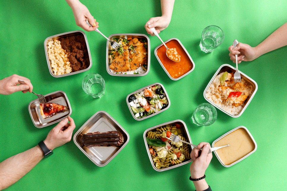 Hogyan tudod a mindennapi szemeted csökkenteni és minimalizálni a műanyagot? Kezdd az újrafelhasználható dobozokkal, kulacsokkal!