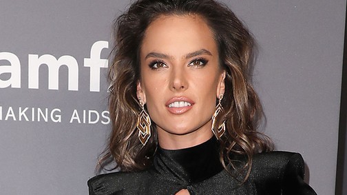 Hű: Mellbedobással érkeztek a Victoria´s Secret modellek az amfAR gálára