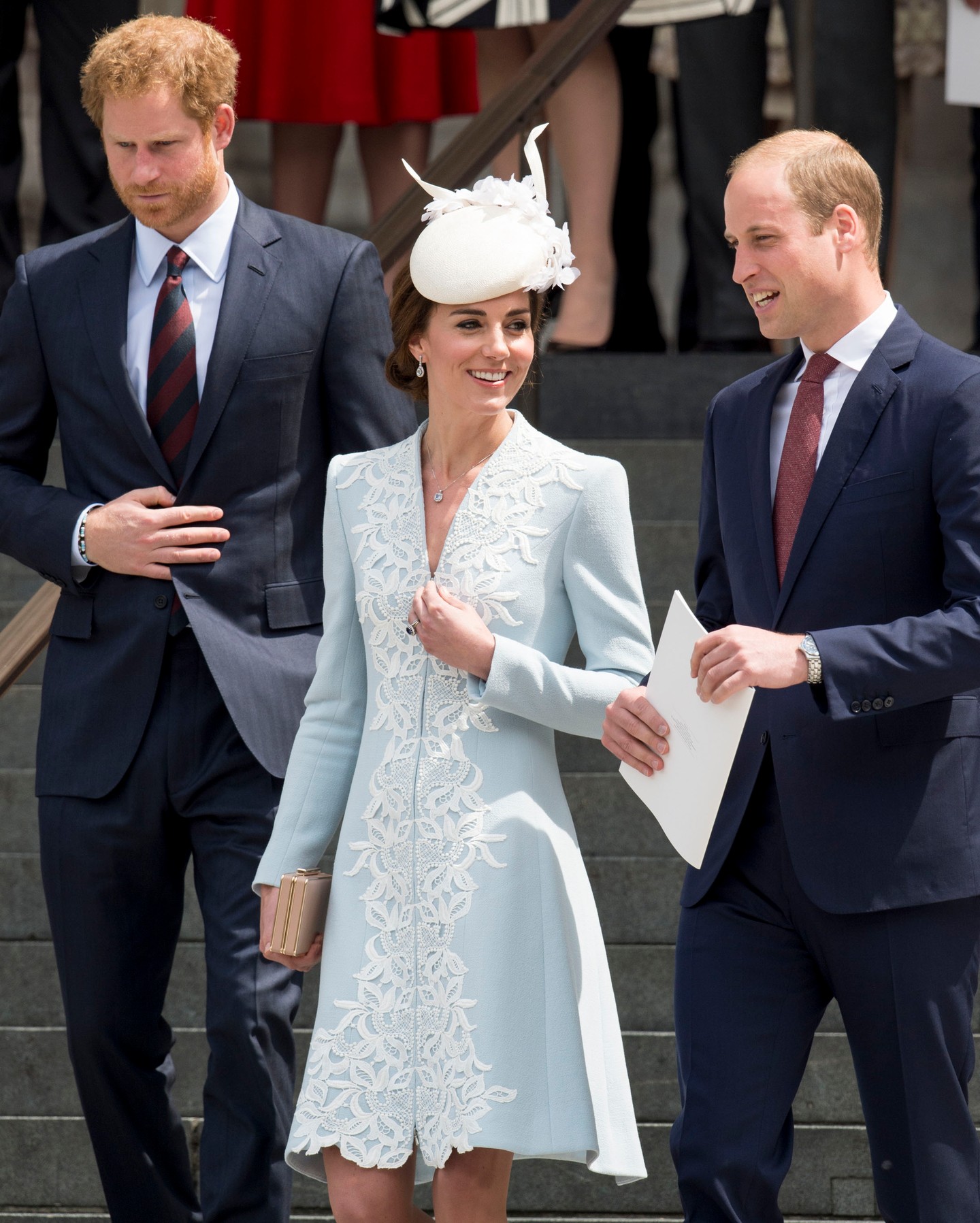 Köztudott, hogy II. Erzsébet királynőnek határozott elképzelései voltak a női öltözködésről. Szoknya vagy ruha viselete esetén a térdet takaró hossz volt számára elfogadható. 2016-ban azonban Katalin hercegné megszegte a szabályt, méghozzá rosszkor és rossz helyen. A hercegné a királynő 90. születésnapi ünnepségén egy halványkék Catherine Walker kabátruhát viselt, amelyet finom fehér csipkedíszítés tett különlegessé. Az összeállítást fehér kalappal és magassarkúval egészítette ki, ám a ruha hossza a térd fölé ért, így Katalin combot villantott. Bár nem durván kirívó, sokak szerint egy ilyen jeles alkalmon – különösen a királynő születésnapján – szerencsésebb lett volna az uralkodó elvárásainak megfelelő darabot választani.