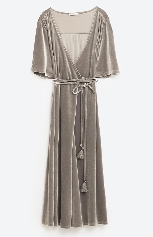 Bársony ruha: Ez a kellemes tapintású anyag nagy népszerűségnek örvend mostanában. ZARA 9995 Ft