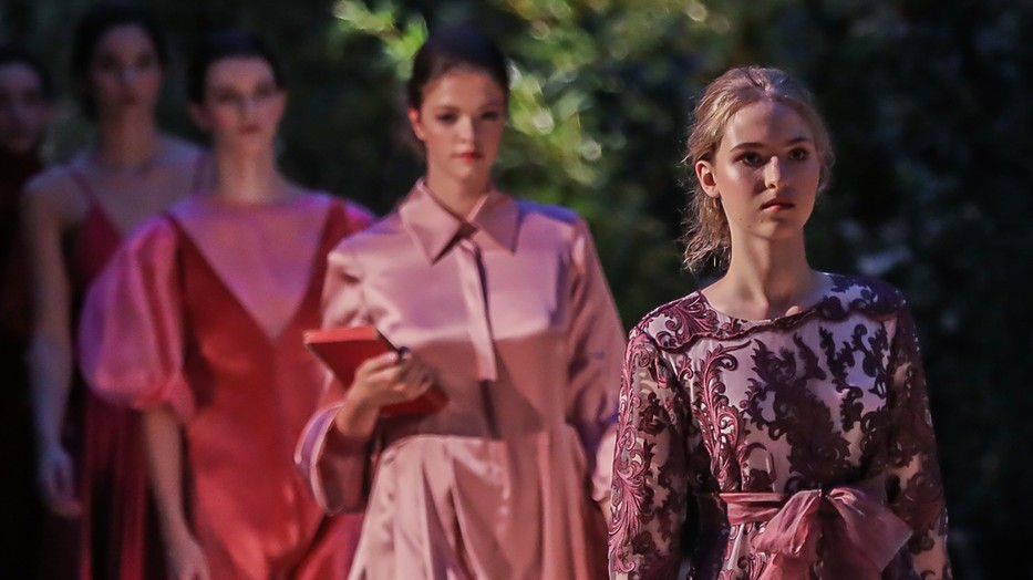 2022-es balatonfüredi Katti Zoób divatbemutatót Kisfaludy Sándor romantikája ihlette