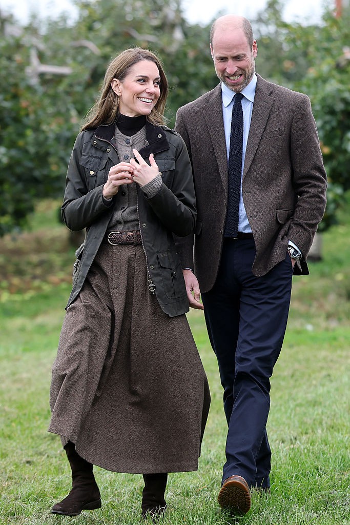 A With Nothing Underneath kardigán, a Ralph Lauren rakott szoknya és a klasszikus Barbour kabát tökéletesen passzolnak egymáshoz. A szettje zseniálisan tükrözi a brit country sikket.