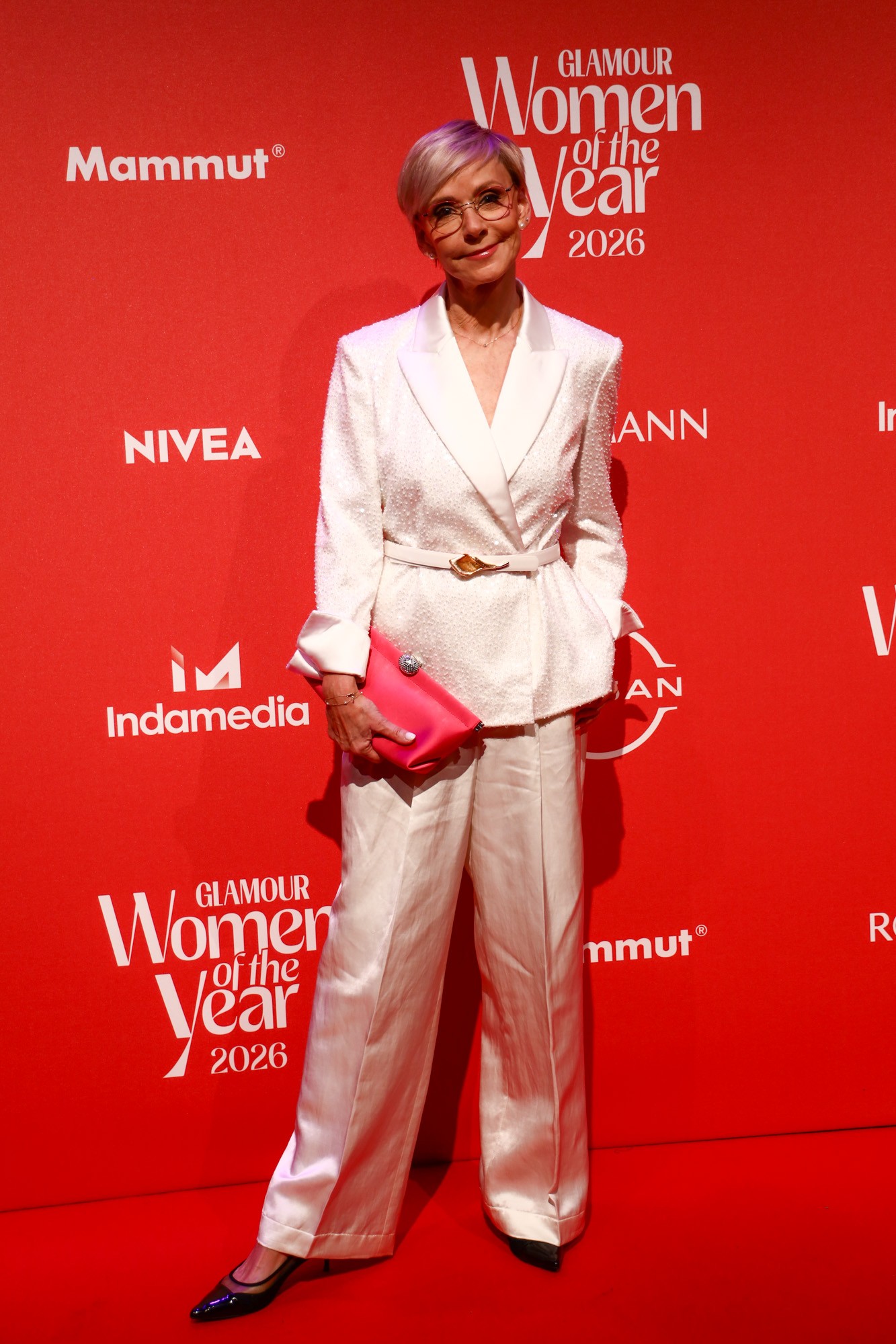 Jakupcsek Gabriella a vörös szőnyeget is meghódította: az év ikonja kategóriában jelöl műsorvezető egy stílusához tökéletes passzoló, krémszínű nadrág-blézer kombinációt választott. 