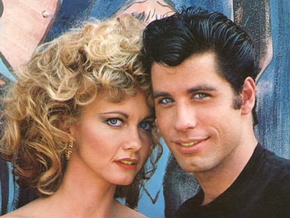 Óriási Grease-nosztalgia kerkedett, amikor John Travolta megjelent a színpadon