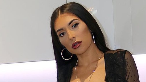 Stílusatombomba: az angol Kim Kardashian parti szerelése retinaszaggató lett