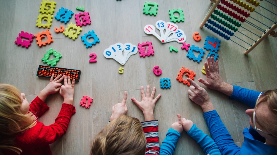 A jó példa önmagában nem mindig elég, megfelelő iránymutatás is szükséges ahhoz, hogy megtanítsuk a gyereknek, miként kell felelős módon kezelni a pénzt.
