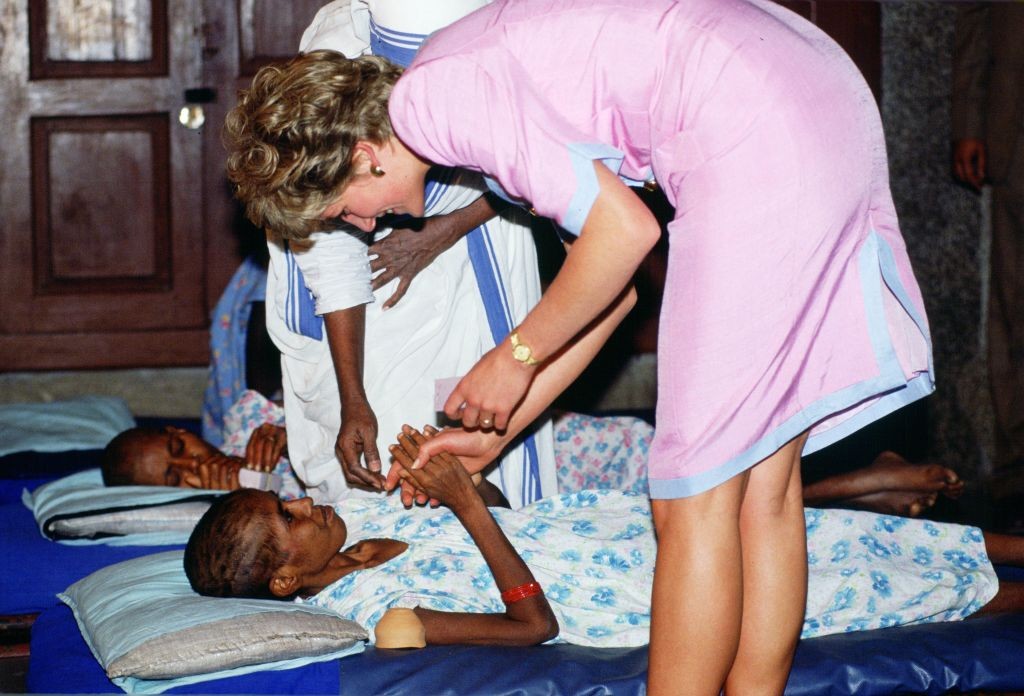 Diana hercegné 1992-ben a Teréz anya által alapított hospice-házat kereste fel Calcuttában. 