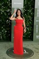 Salma Hayek a Balenciaga vörös, pánt nélküli estélyi ruhájára szavazott, ami tökéletesen kihangsúlyozta a vékony derekát. 