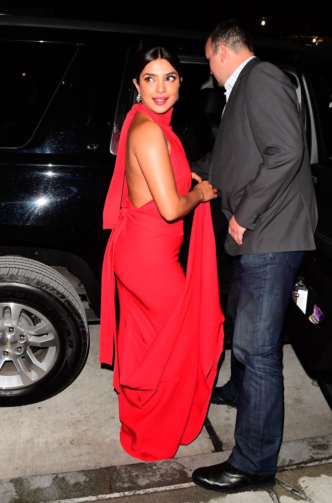  Priyanka Chopra nyakba kötős piros ruháját nehéz lenne elfelejteni.