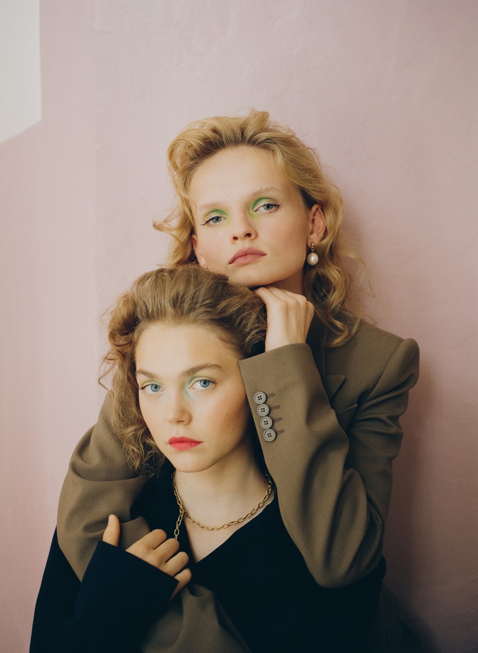 Finom fényekkel megvilágított női portré, Sutus Fanni jellegzetes stílusában