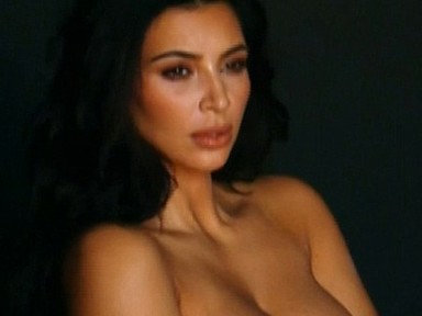 Kim Kardashian ismét ledobta a ruháit