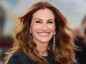 Julia Roberts Versace ruhakölteményben mutatta meg a Velencei Filmfesztiválon, hogy a kevesebb néha igenis több