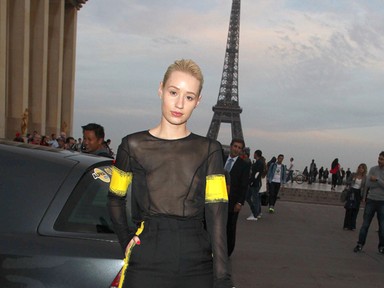 Iggy Azalea merészen megmutatta melleit Párizsban