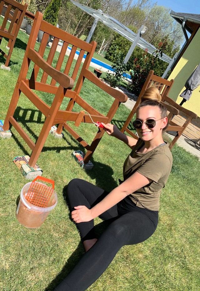 Dombai Laura ma hasznos dologgal ütötte el az időt