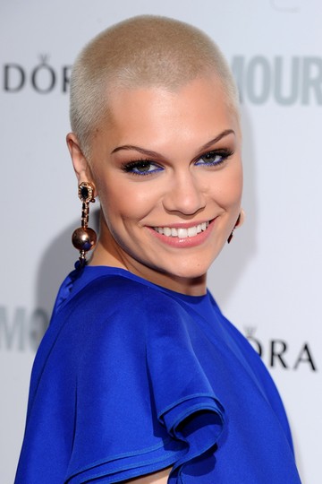 Első ok? Amikor szingli vagy, semmi okod nincs arra, hogy azon izgulj, mit gondolna a párod, ha merészen levágatnád a hajad. Használd ki ezt a lehetőséget és csinálj azt, amit csak akarsz a frizuráddal. 