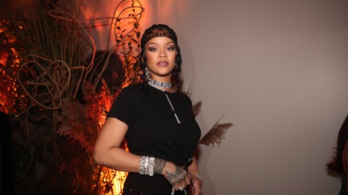 Rihanna Oscar Gold Party szettjét látnod kell!