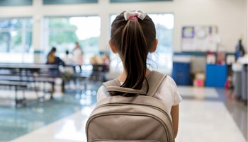 Erőteljes színdarab hívja fel a figyelmet arra, a gyermekkori zaklatás nem múlik el nyomtalanul