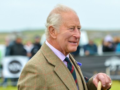 Ő Károly király régen látott unokaöccse, nem akármit dolgozik a 18 éves fiú