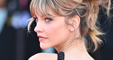 Palvin Barbara falatnyi fűzőben, hercegnőként ragyog Párizsban