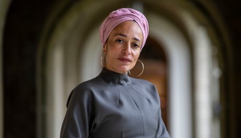 Ő Zadie Smith, a kortárs brit irodalom legélesebb és legérdekesebb hangja