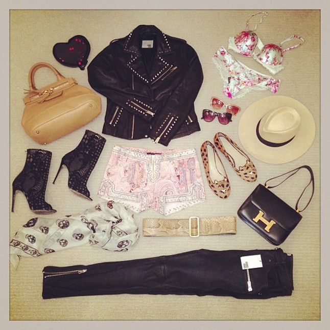 Rosie Huntington-Whiteley megmutatja a legfontosabb kellékeit, melyek nélkül nem indul útnak.