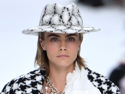 Meglepő sztárvendég, lenyűgöző hófödte táj, síró modellek - Karl Lagerfeld ezzel a kollekcióval búcsúzott a divatvilágtól