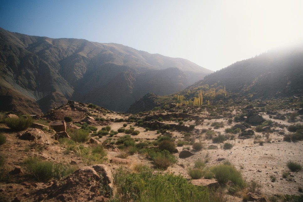 Ez az a terület, ahol a  méhek februártól októberig maradnak a falu mellett. Télen azonban melegebbre kell költöztetni a kaptárakat, Agadir környékére az óceánhoz. Nem romantikus vándorlás ez, hanem kényszer.