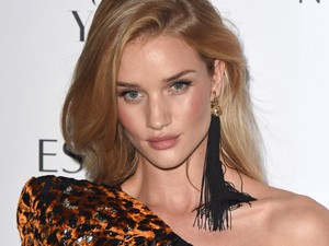 Rosie Huntington-Whiteley gyermekének neve és első fotója is megvan már!