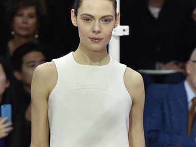 Lenyűgöző divatfilm a 200 óráig készülő ruháról