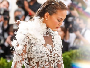 Chrissy Teigen habcsóknak öltözött idén, de jól áll neki