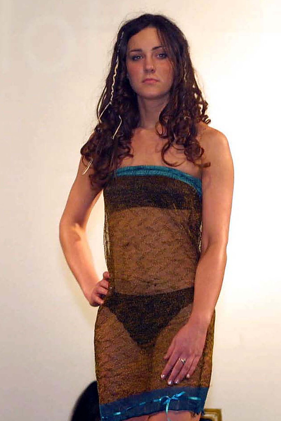 Az biztos, hogy ebben a ruhában egyáltalán nem a visszafogottságra törekedett