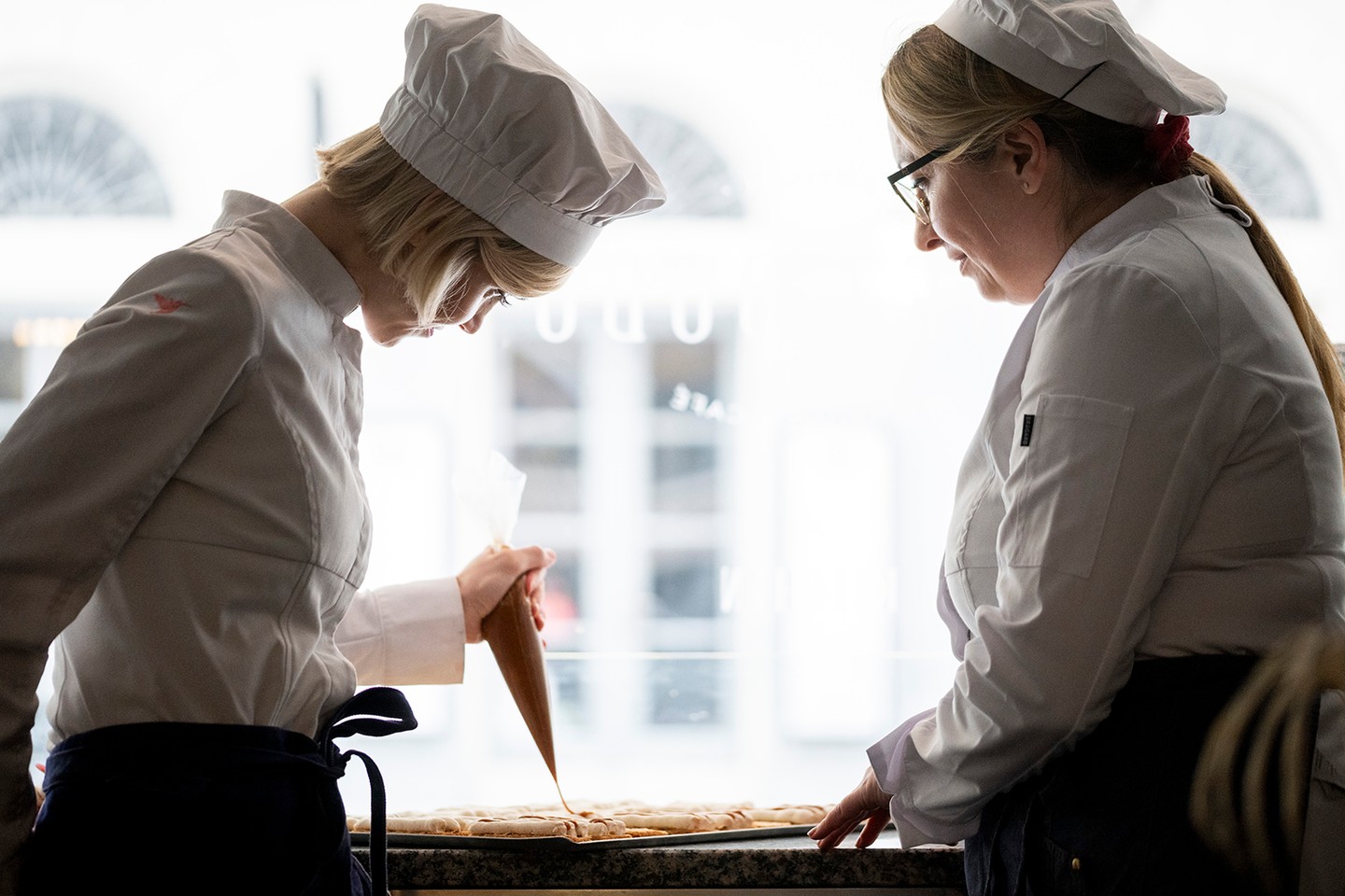 Készül a Valentin-napi kollekció a Chez Dodo műhelyében: Szalai Dóra, a cukrászda alapítója csapatával a részleteken dolgozik