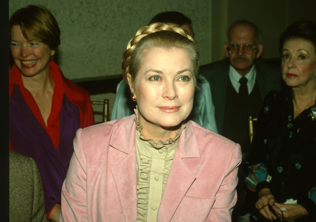 Grace Kelly 1980. december 16-án, New Yorkban. A hercegné egy pasztellrózsaszín zakóban, visszafogott sminkkel és jellegzetes fonott frizurájával jelent meg az eseményen. Tekintete tiszta és nyugodt, kisugárzása pedig még mindig éppolyan finom és összeszedett, mint egykoron.