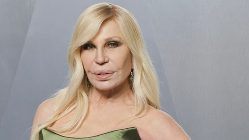 A 71 éves Donatella Versace meztelenruhába bújt, ismét bizonyította, hogy a divat nem ismer korhatárt