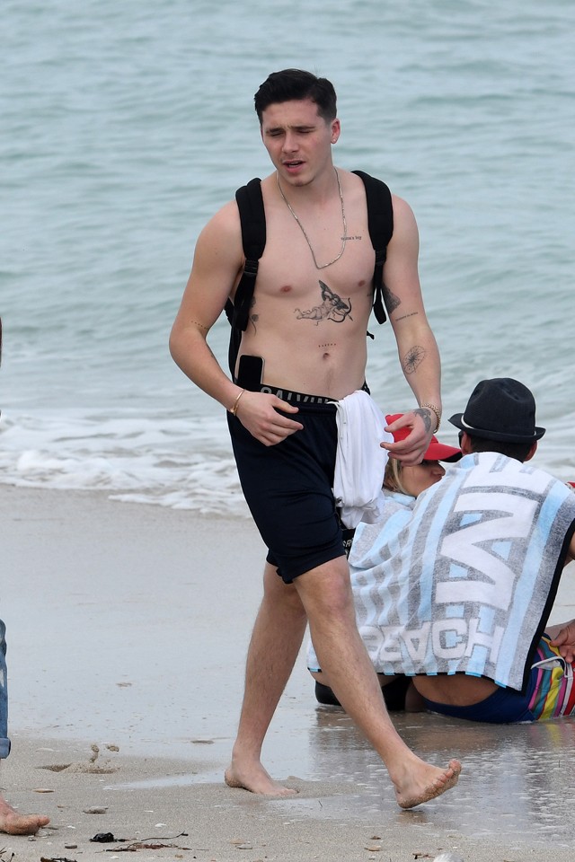 Brooklyn Beckham félmeztelen